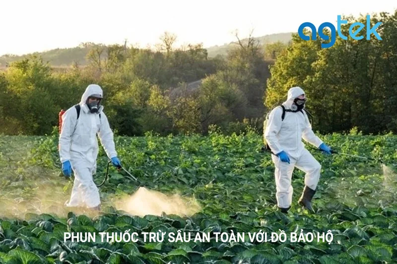 phun thuốc trừ sâu với đồ bảo hộ