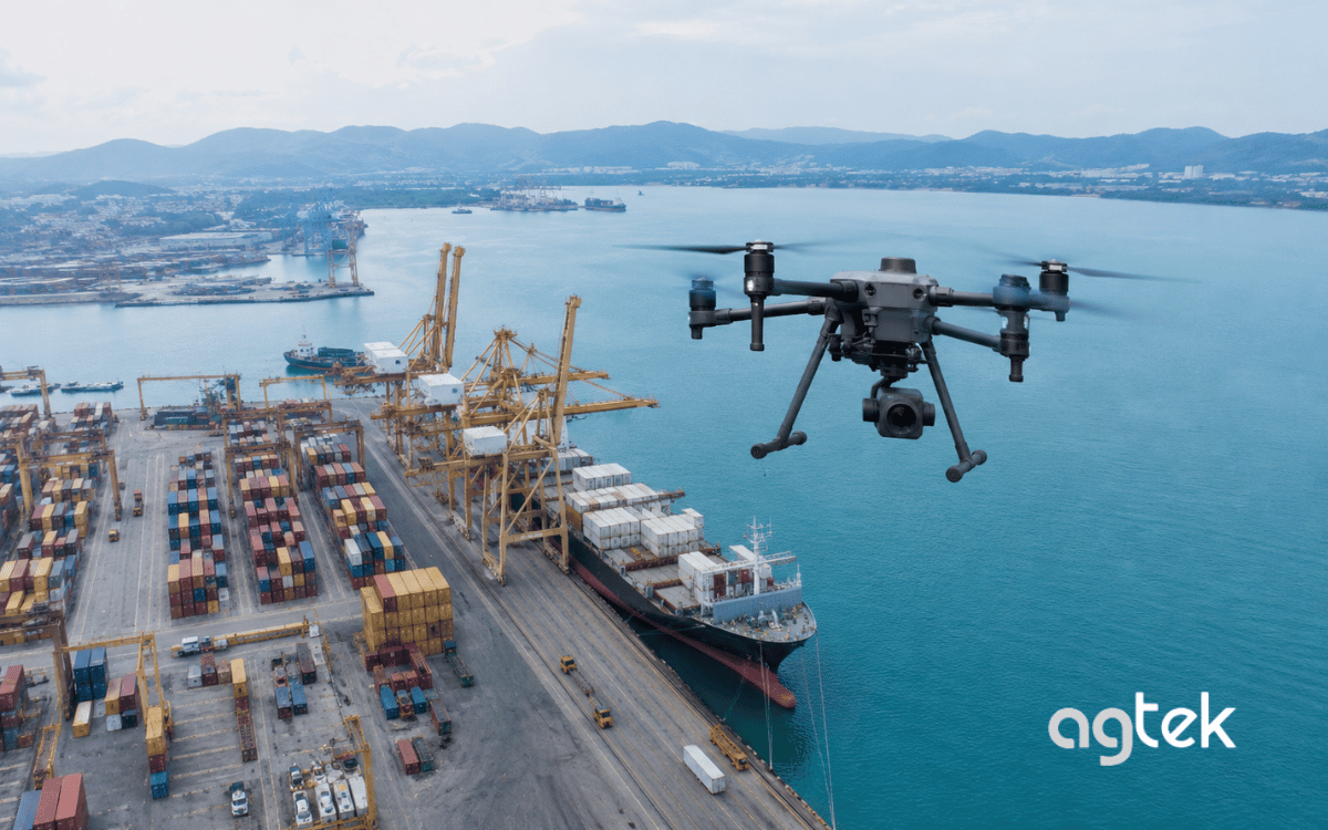 Drone kiểm tra tổng thể khu vực cảng biển từ trên cao.