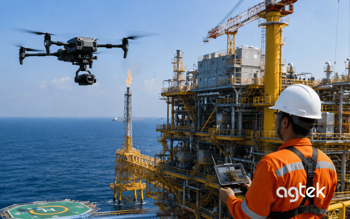 Kỹ thuật viên vận hành drone phục vụ kiểm tra giàn khoan.